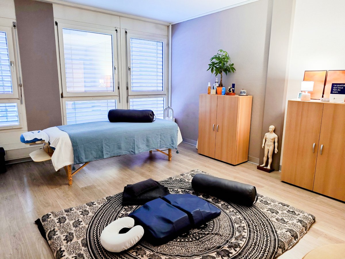 Salle de soins du cabinet le Petit Cabinet à Sion en Valais. Table de massage et futon de shiatsu.